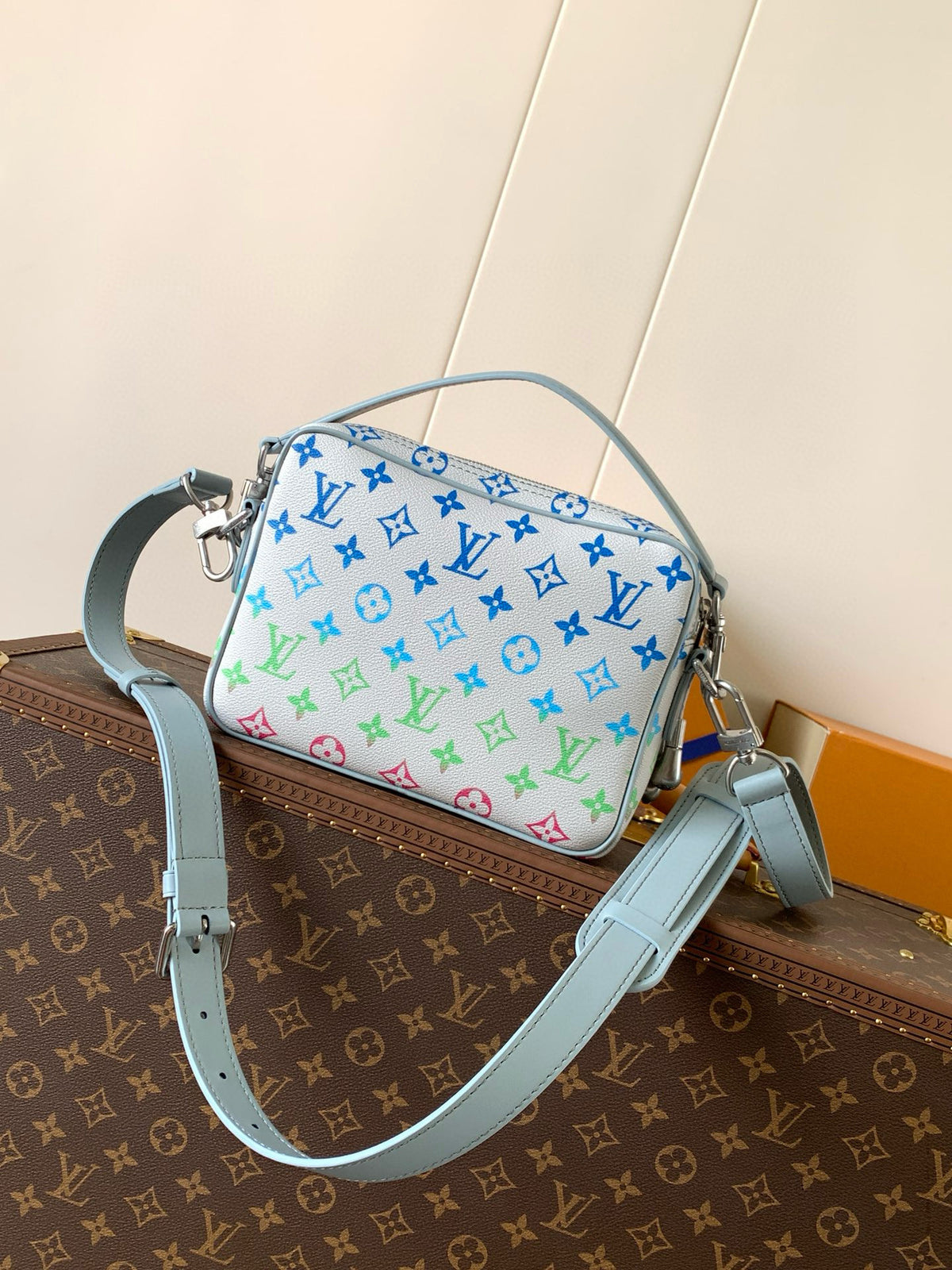 LV MESSENGER BAG