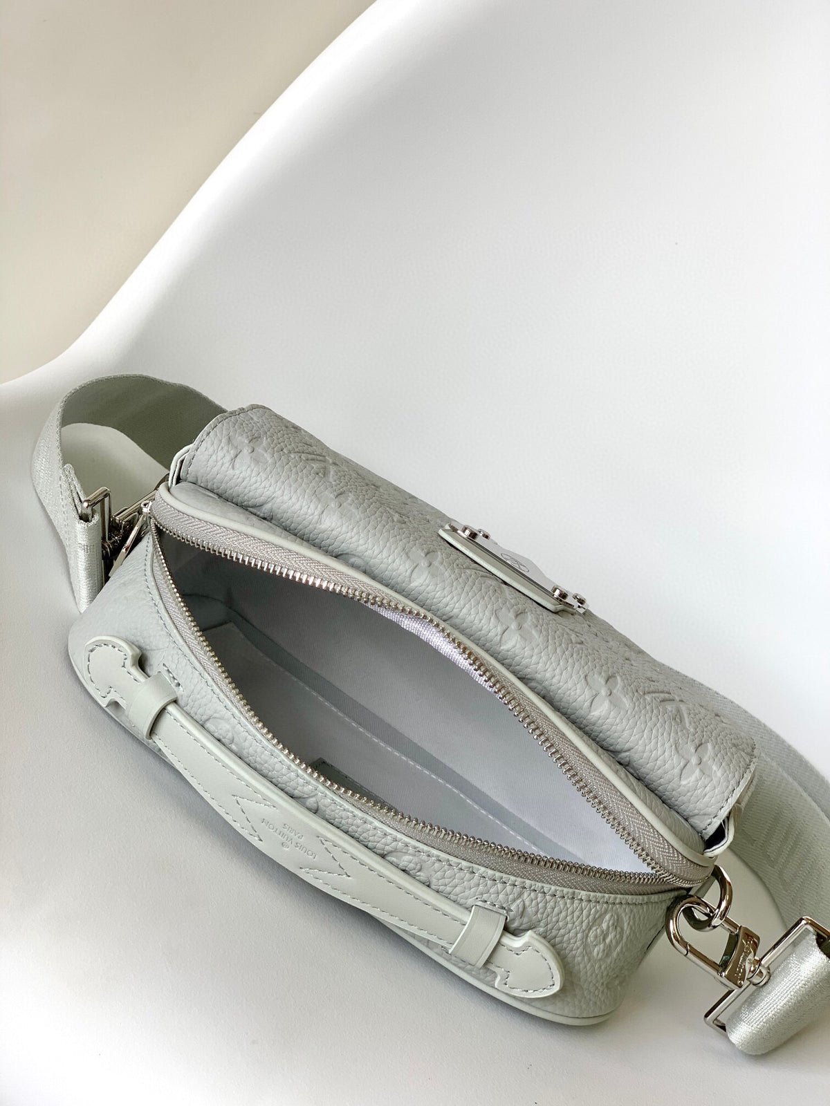 LV MESSENGER BAG