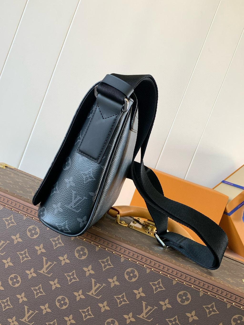 LV MESSENGER BAG