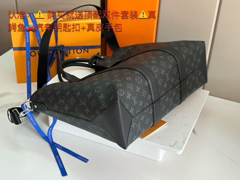 LV MESSENGER BAG