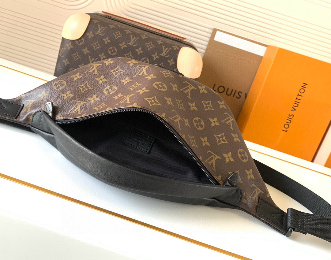 LV MESSENGER BAG
