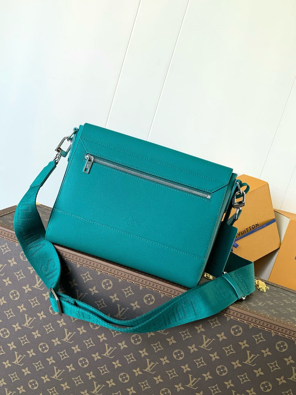 LV MESSENGER BAG
