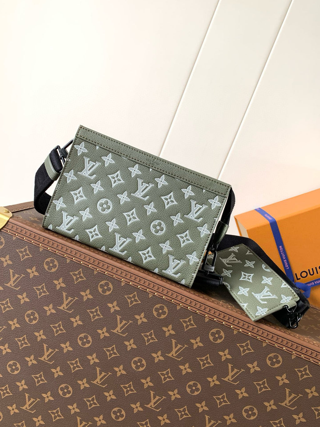 LV MESSENGER BAG