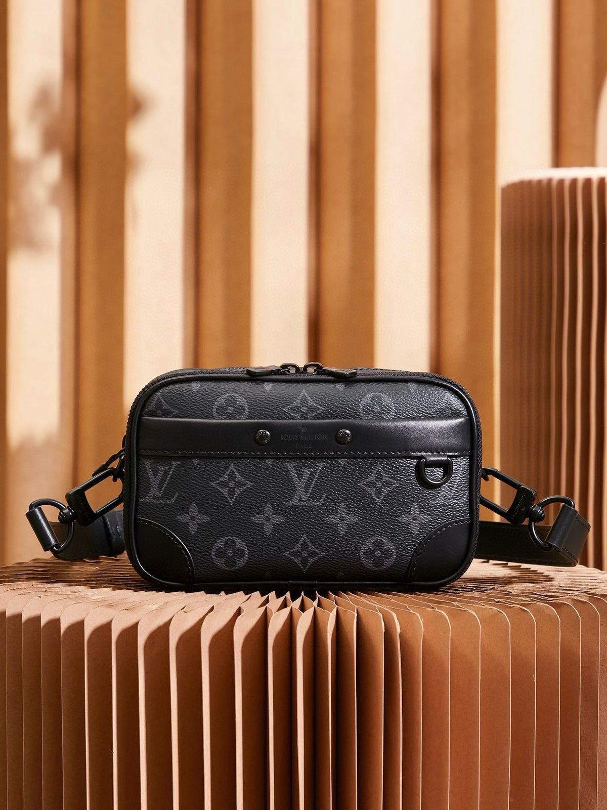 LV MESSENGER BAG