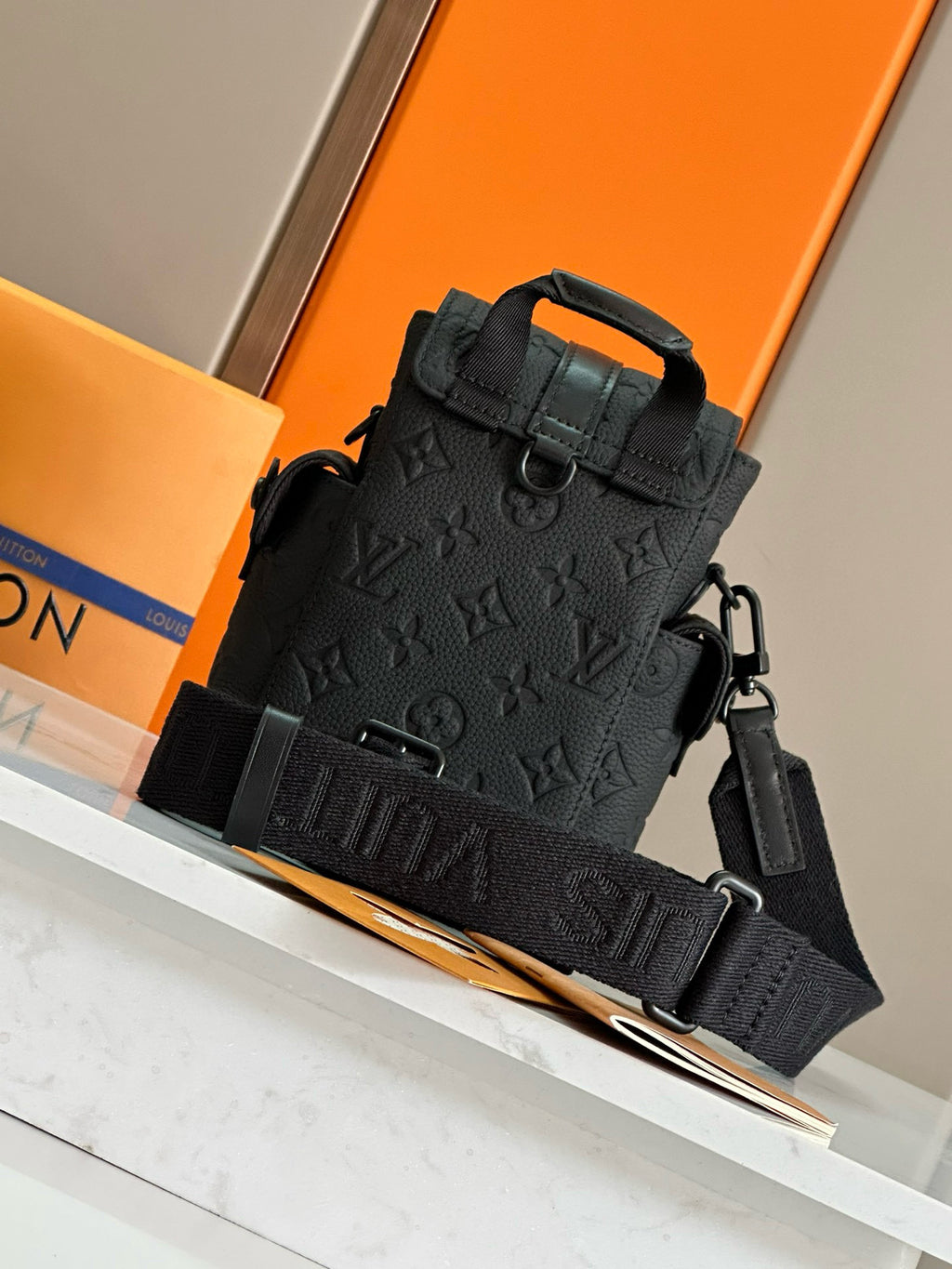 LV MESSENGER BAG