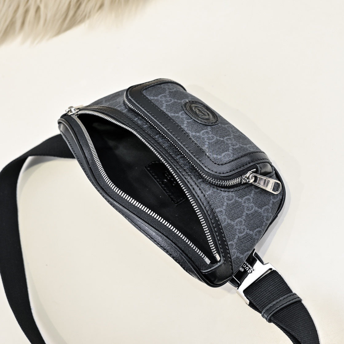 GUCCI MESSENGER BAG