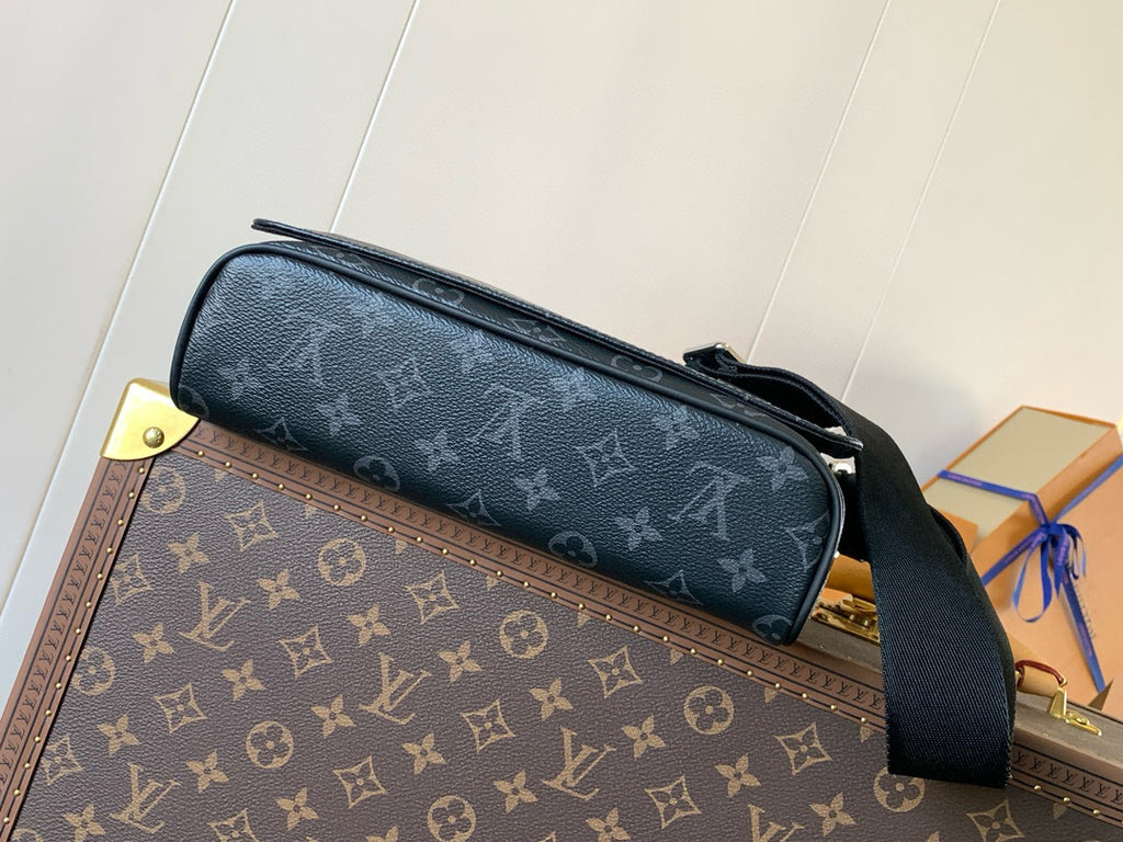 LV MESSENGER BAG