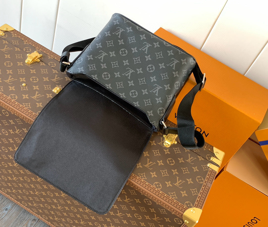LV MESSENGER BAG