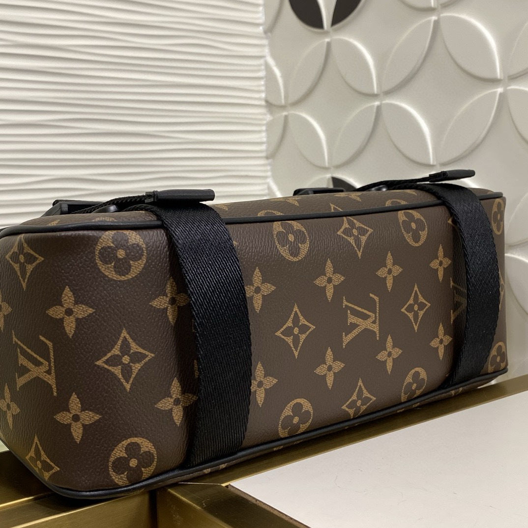 LV MESSENGER BAG