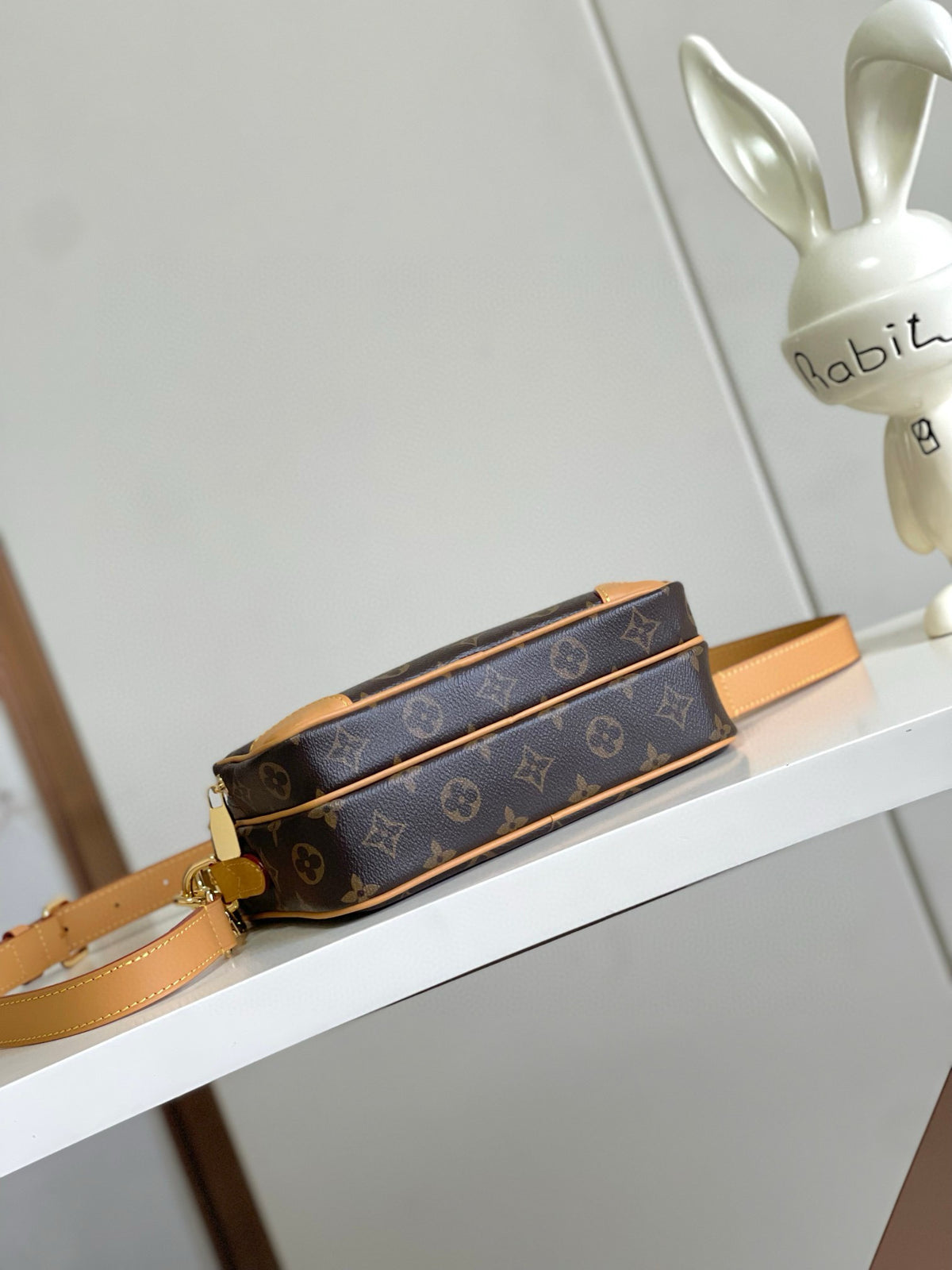 LV MESSENGER BAG