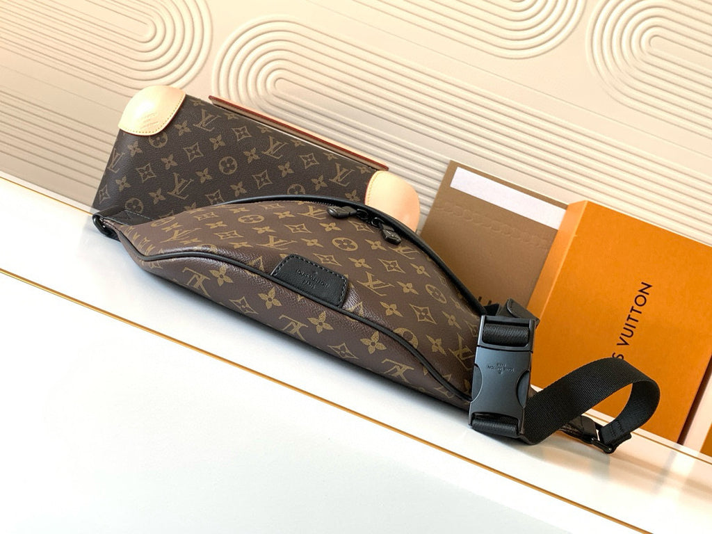 LV MESSENGER BAG