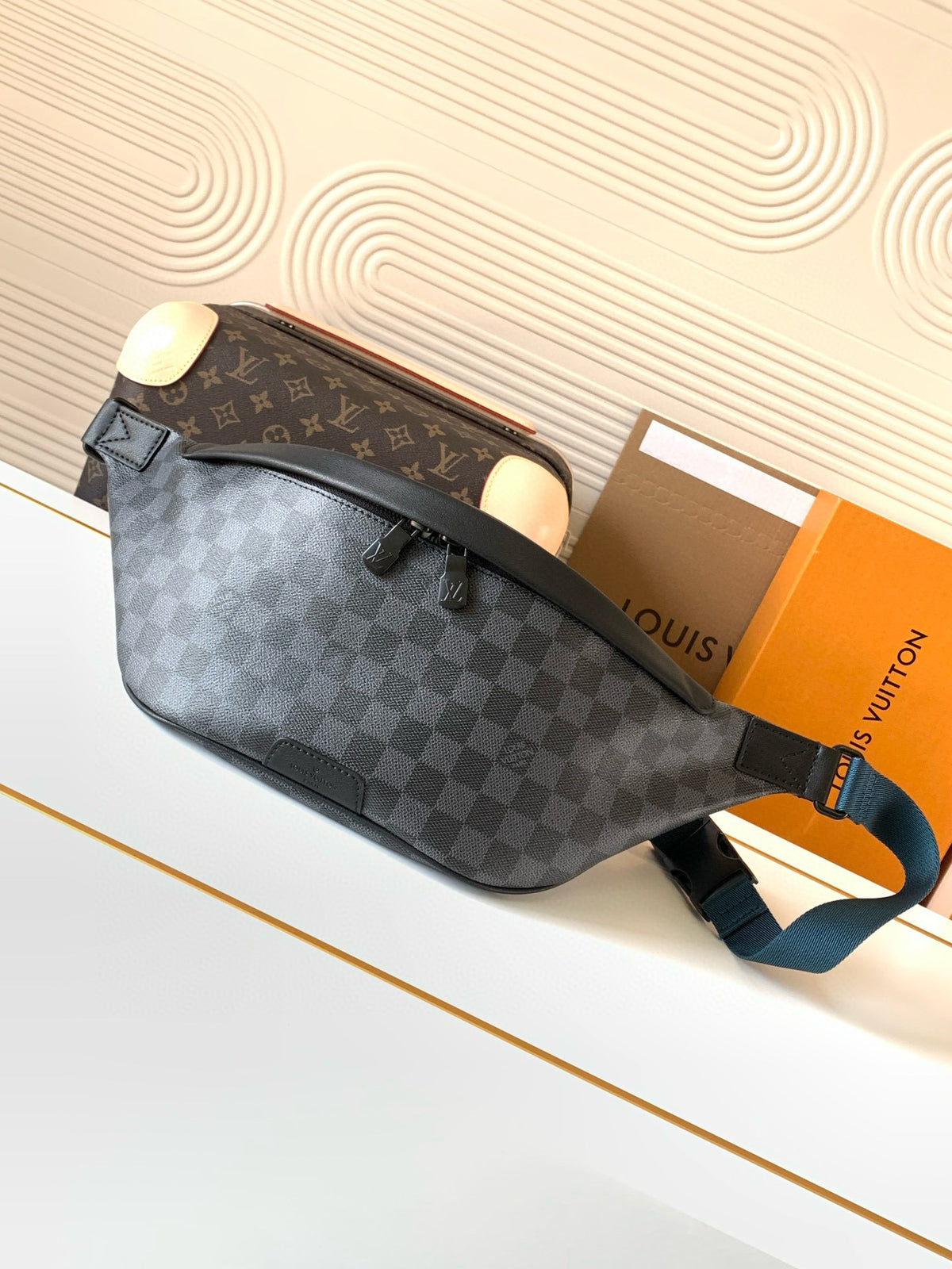 LV MESSENGER BAG