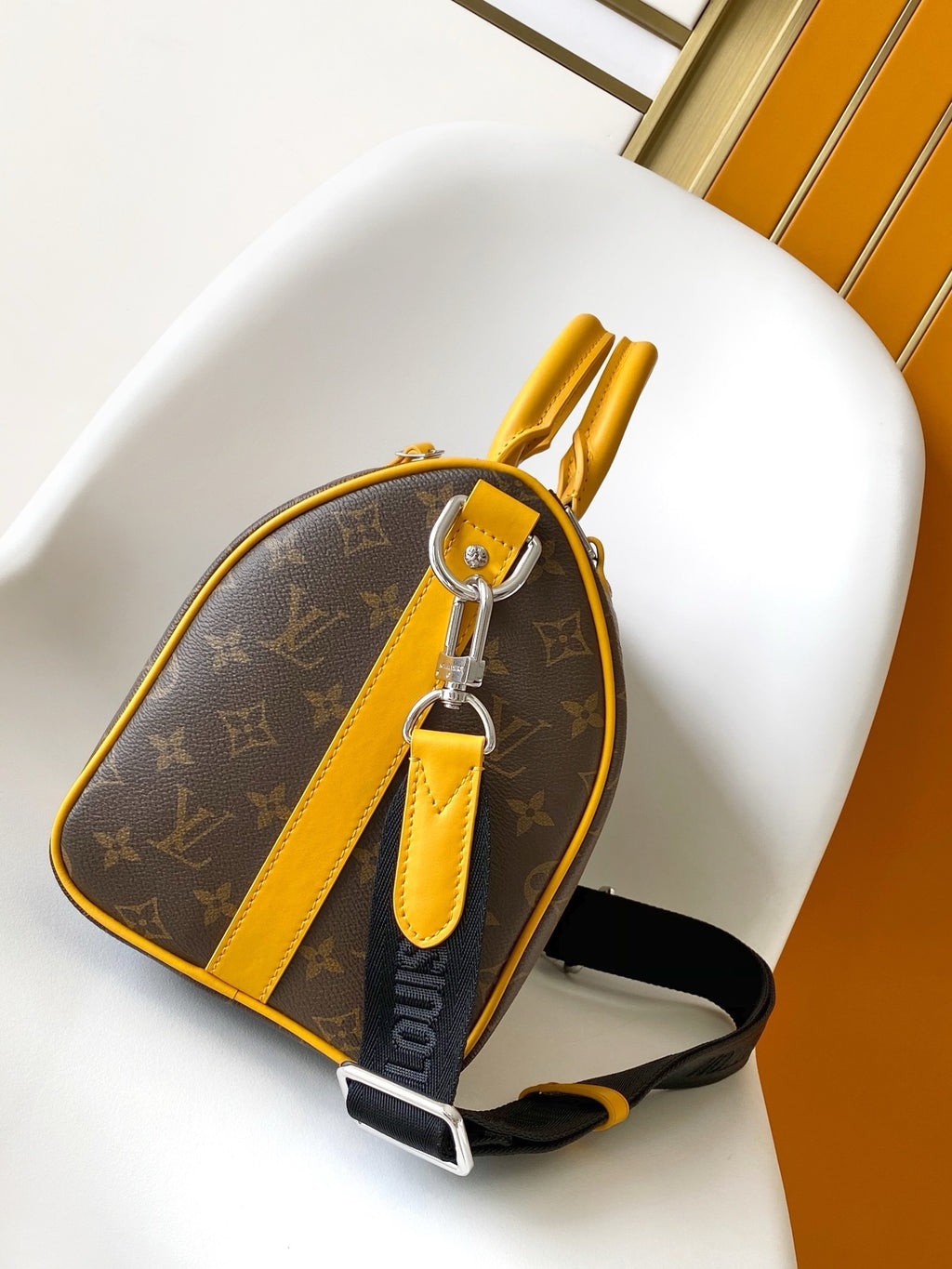 LV MESSENGER BAG