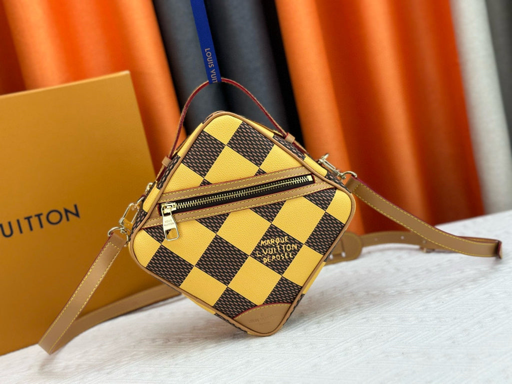 LV MESSENGER BAG