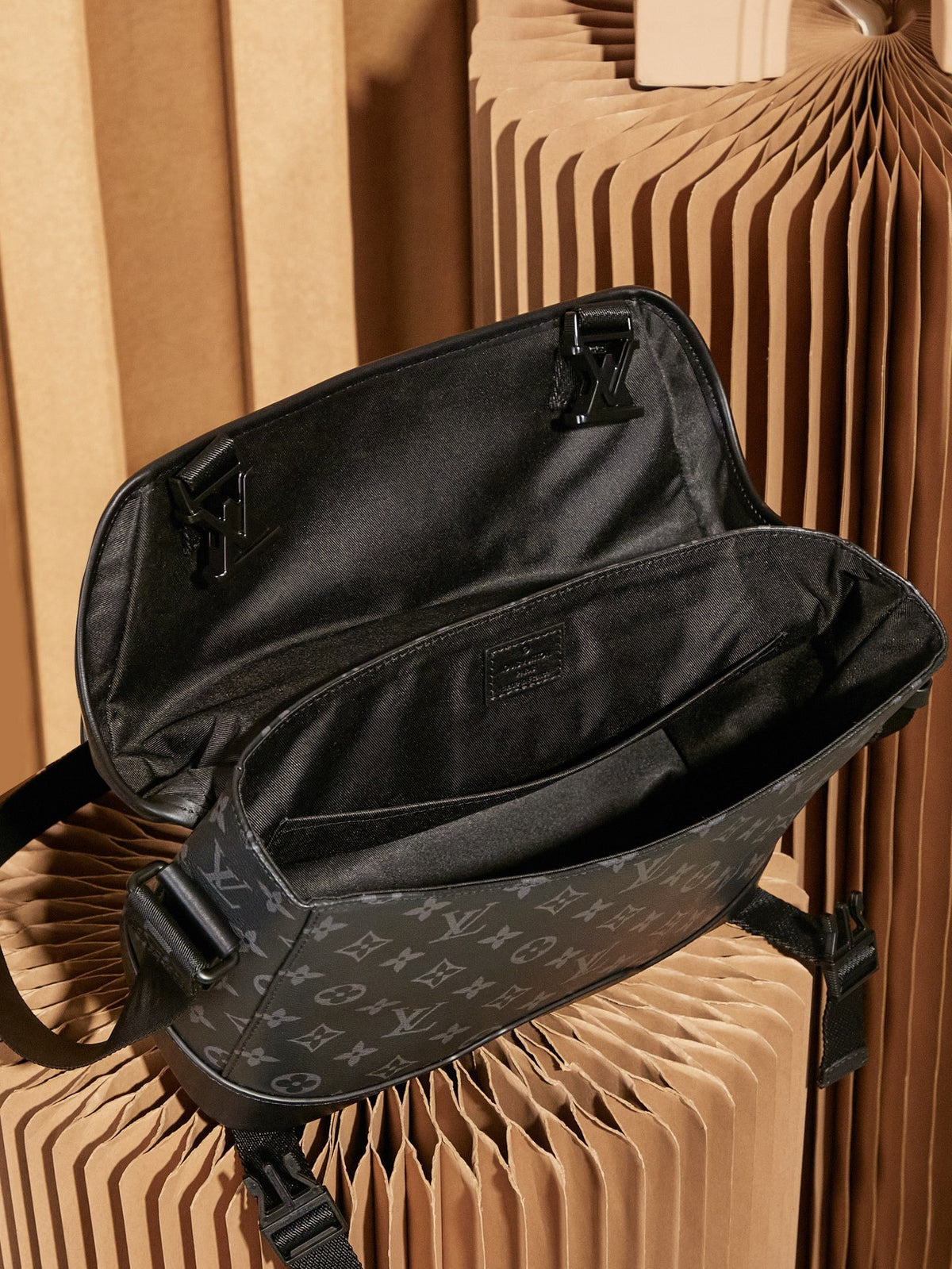 LV MESSENGER BAG