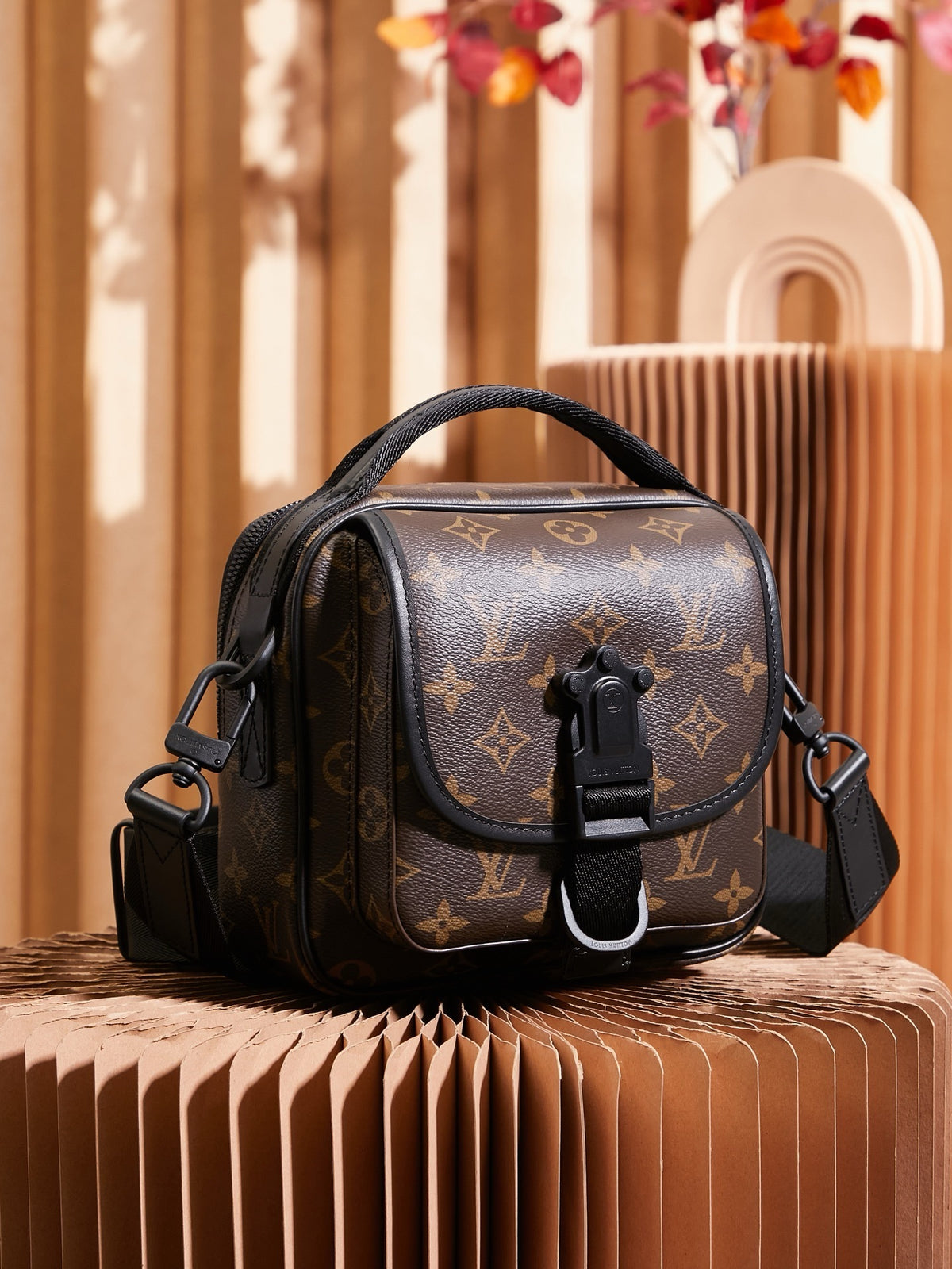 LV MESSENGER BAG