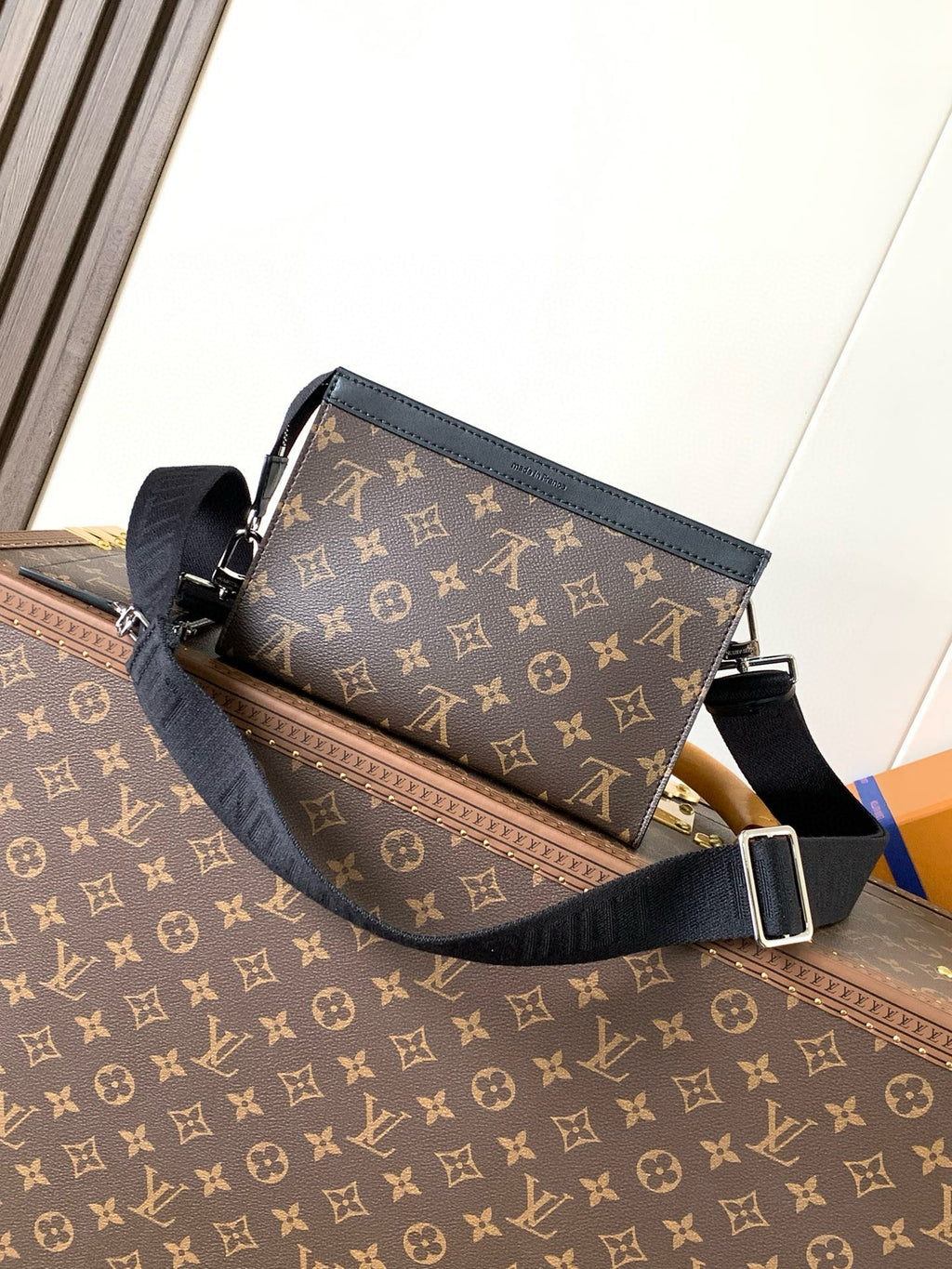 LV MESSENGER BAG