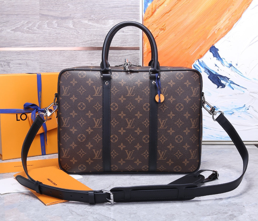 LV MESSENGER BAG