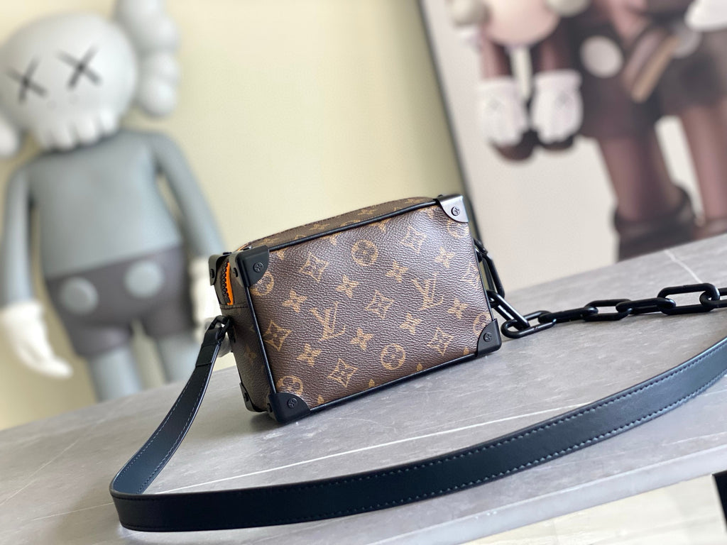 LV MESSENGER BAG