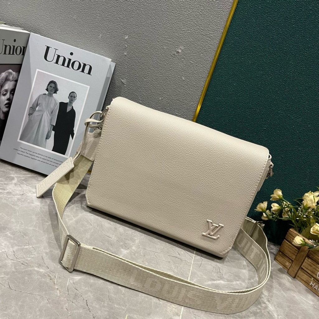 LV MESSENGER BAG