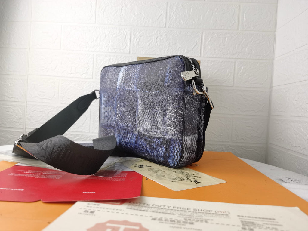 LV MESSENGER BAG
