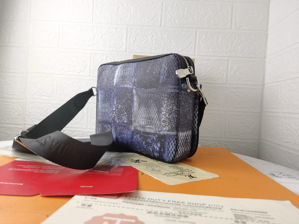 LV MESSENGER BAG