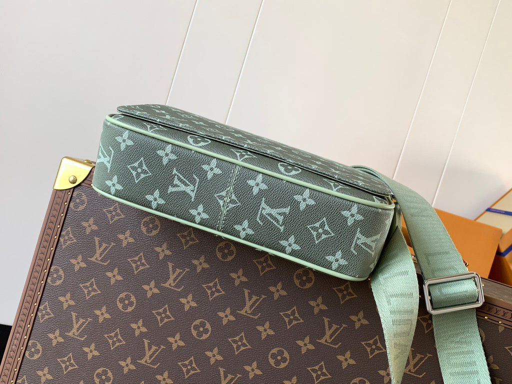 LV MESSENGER BAG
