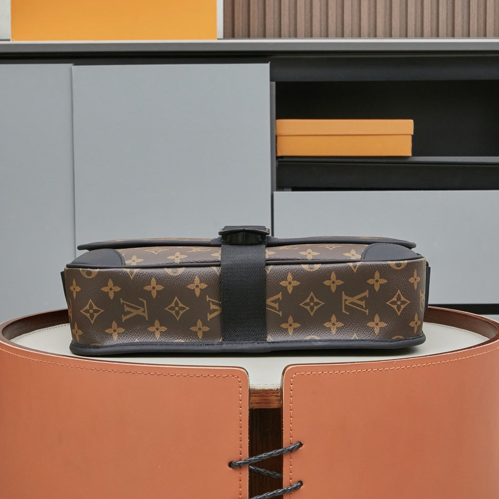 LV MESSENGER BAG