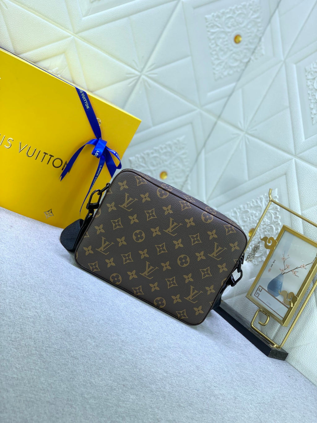 LV MESSENGER BAG