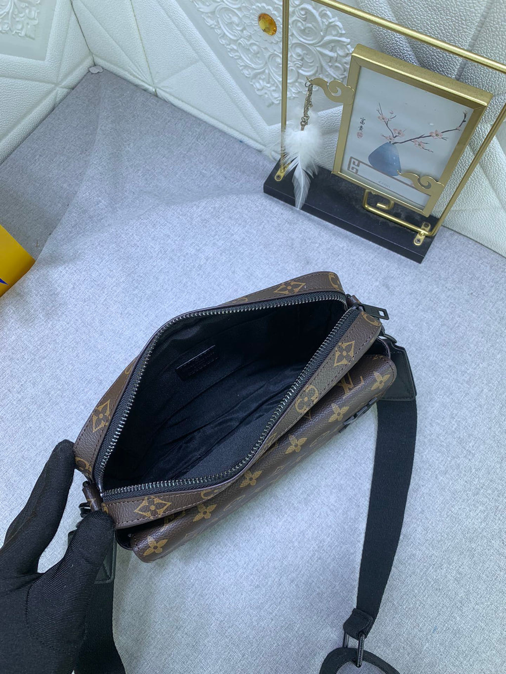 LV MESSENGER BAG
