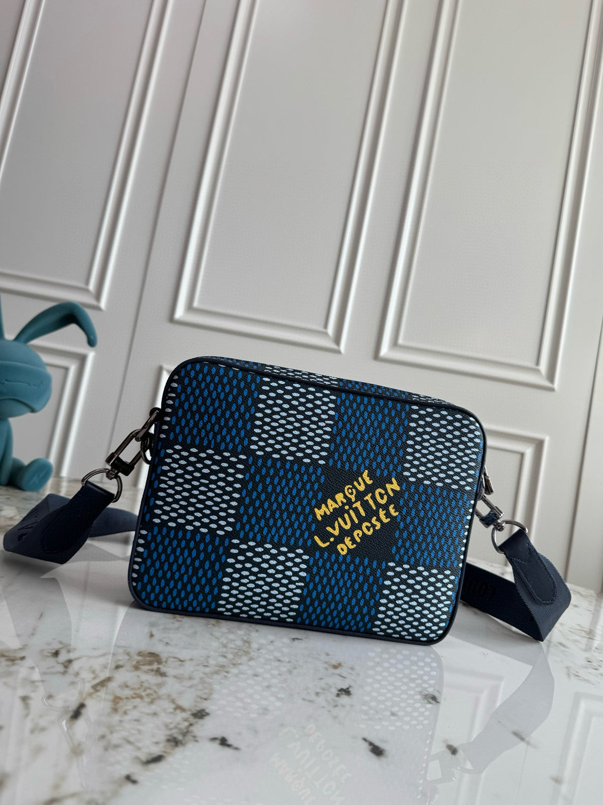 LV MESSENGER BAG