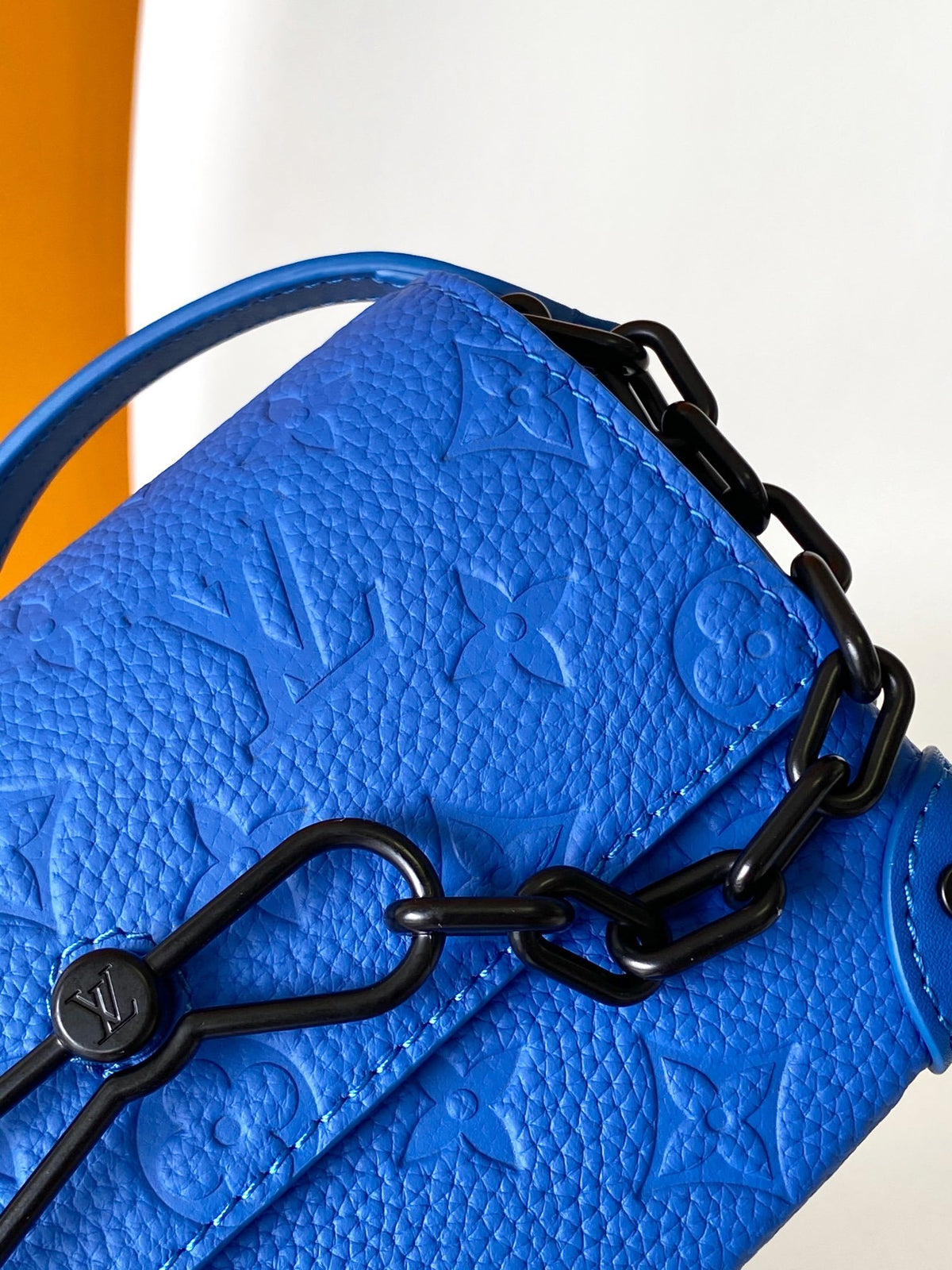 LV MESSENGER BAG