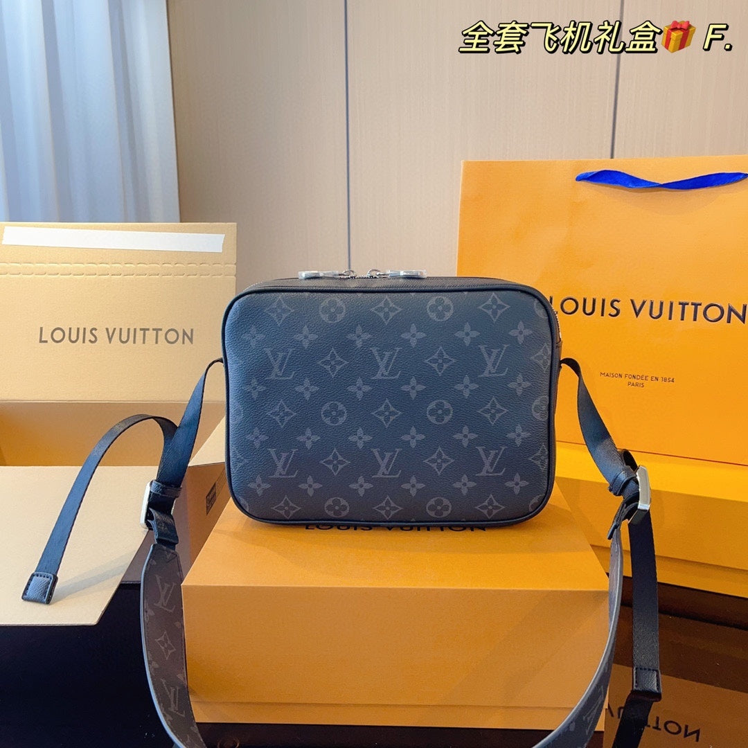 LV MESSENGER BAG