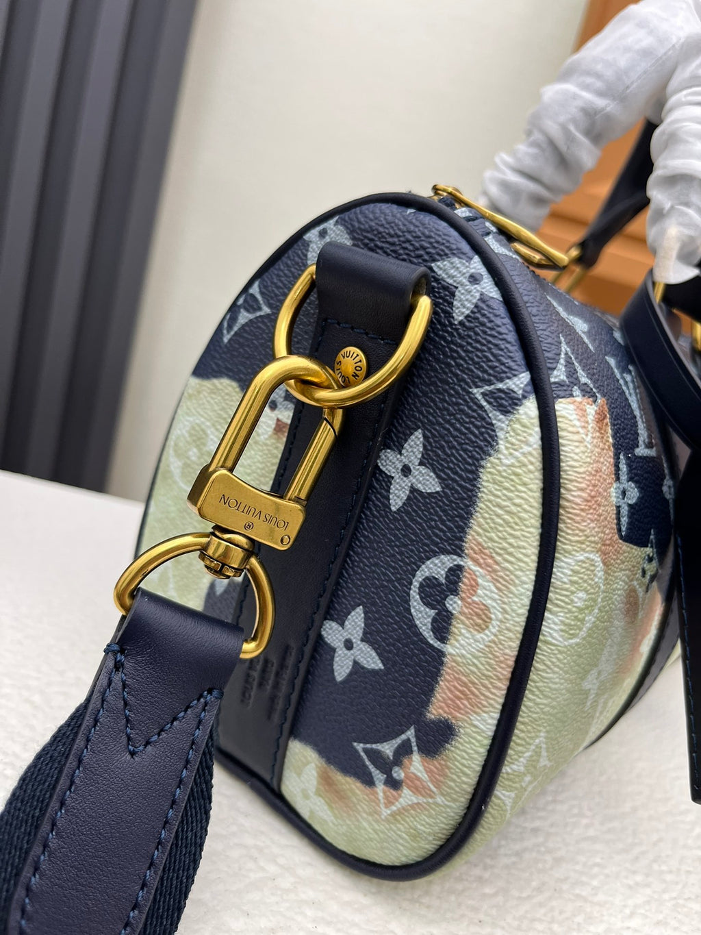 LV MESSENGER BAG