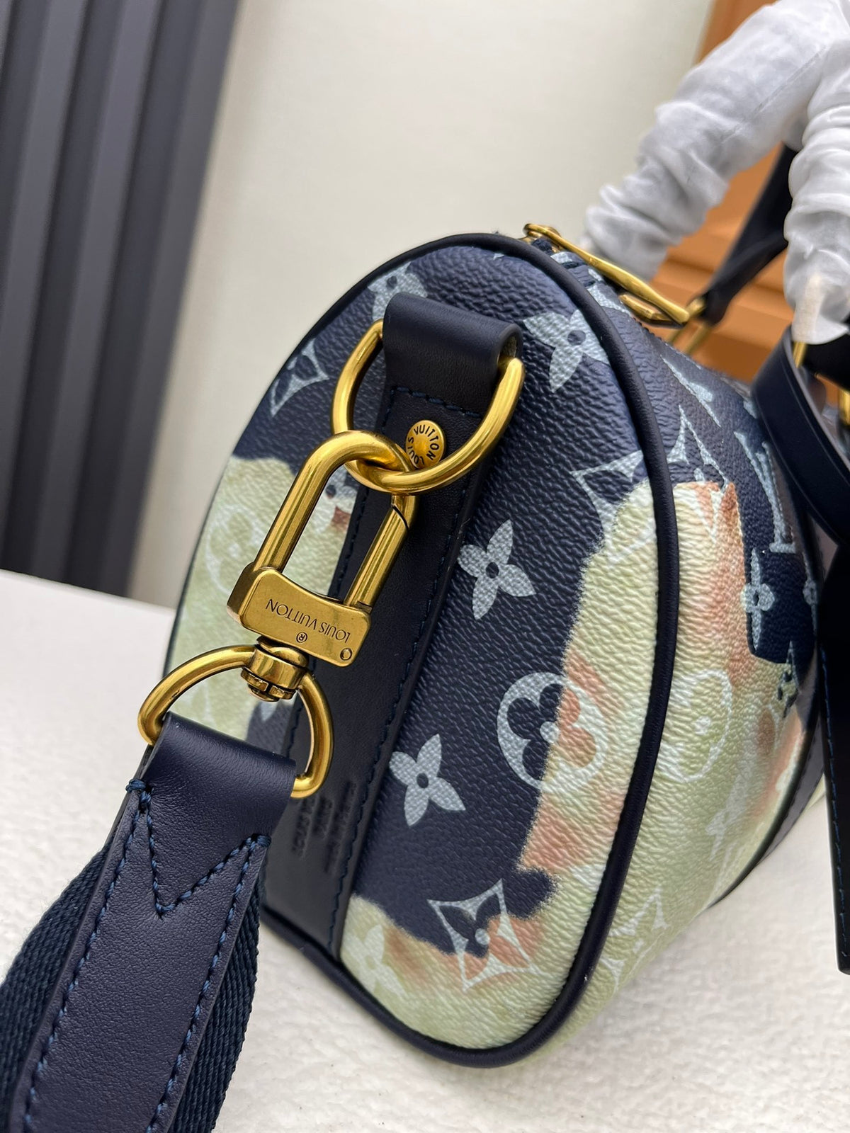 LV MESSENGER BAG