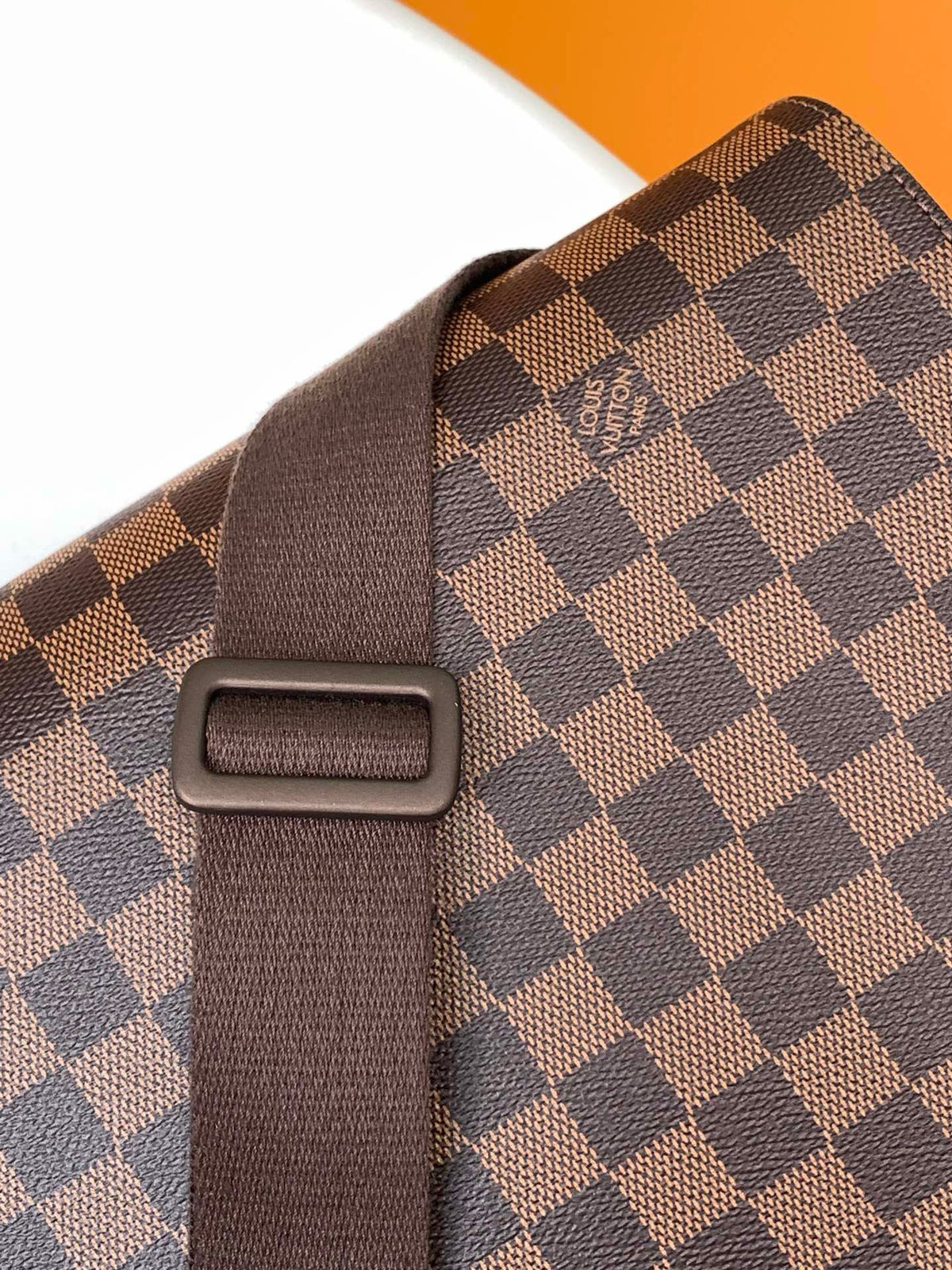 LV MESSENGER BAG