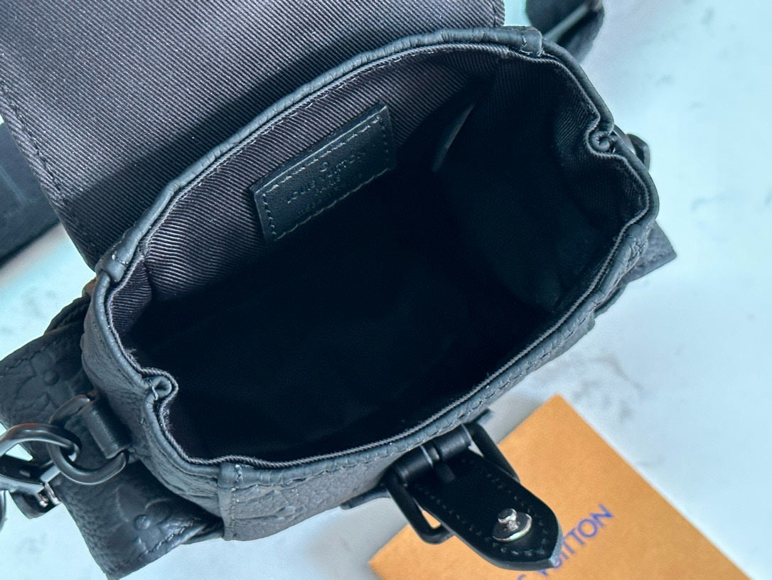 LV MESSENGER BAG