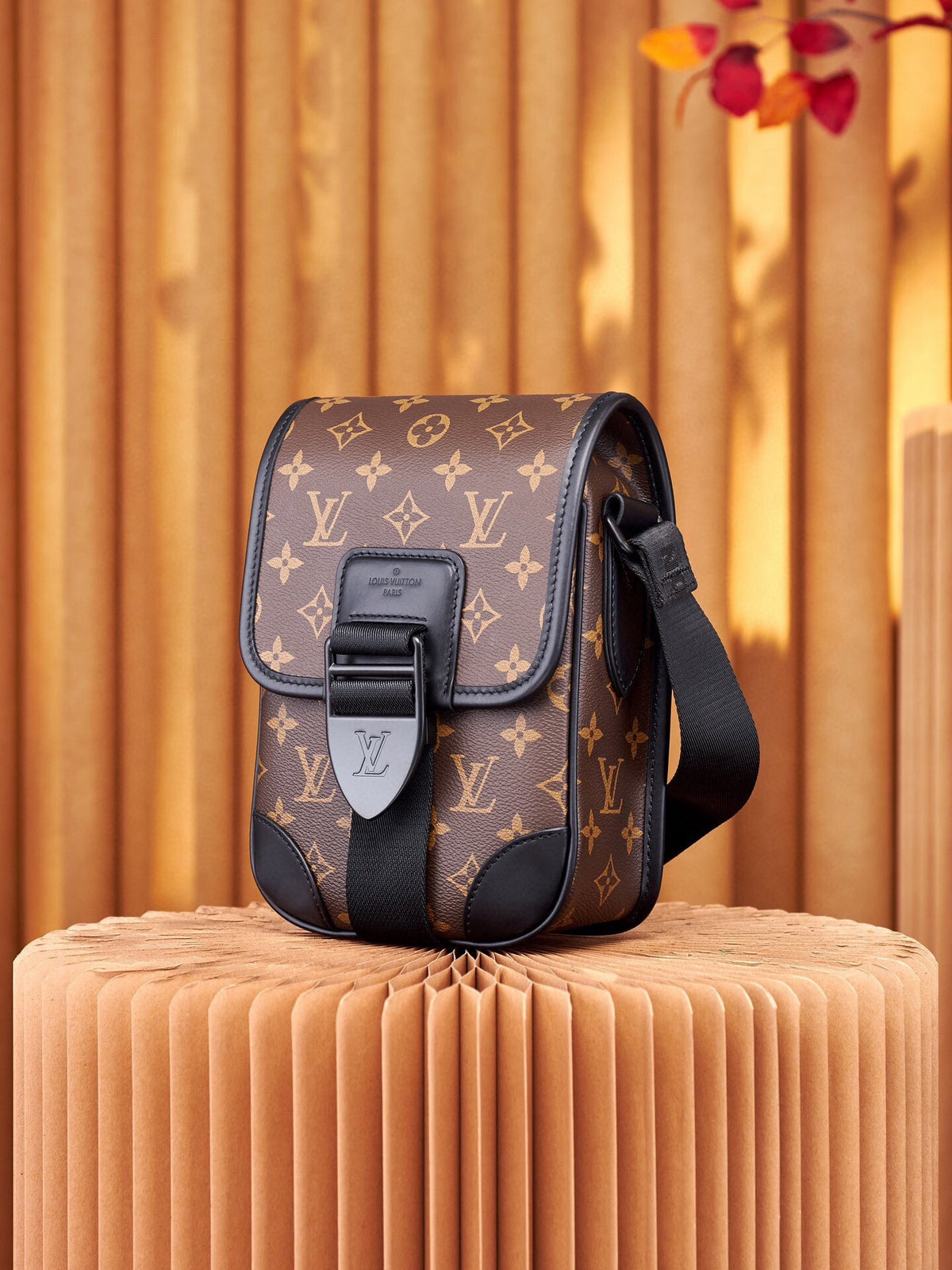 LV MESSENGER BAG