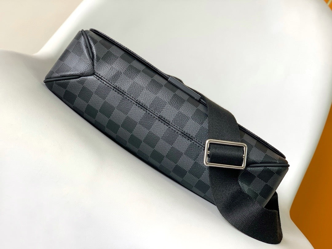 LV MESSENGER BAG