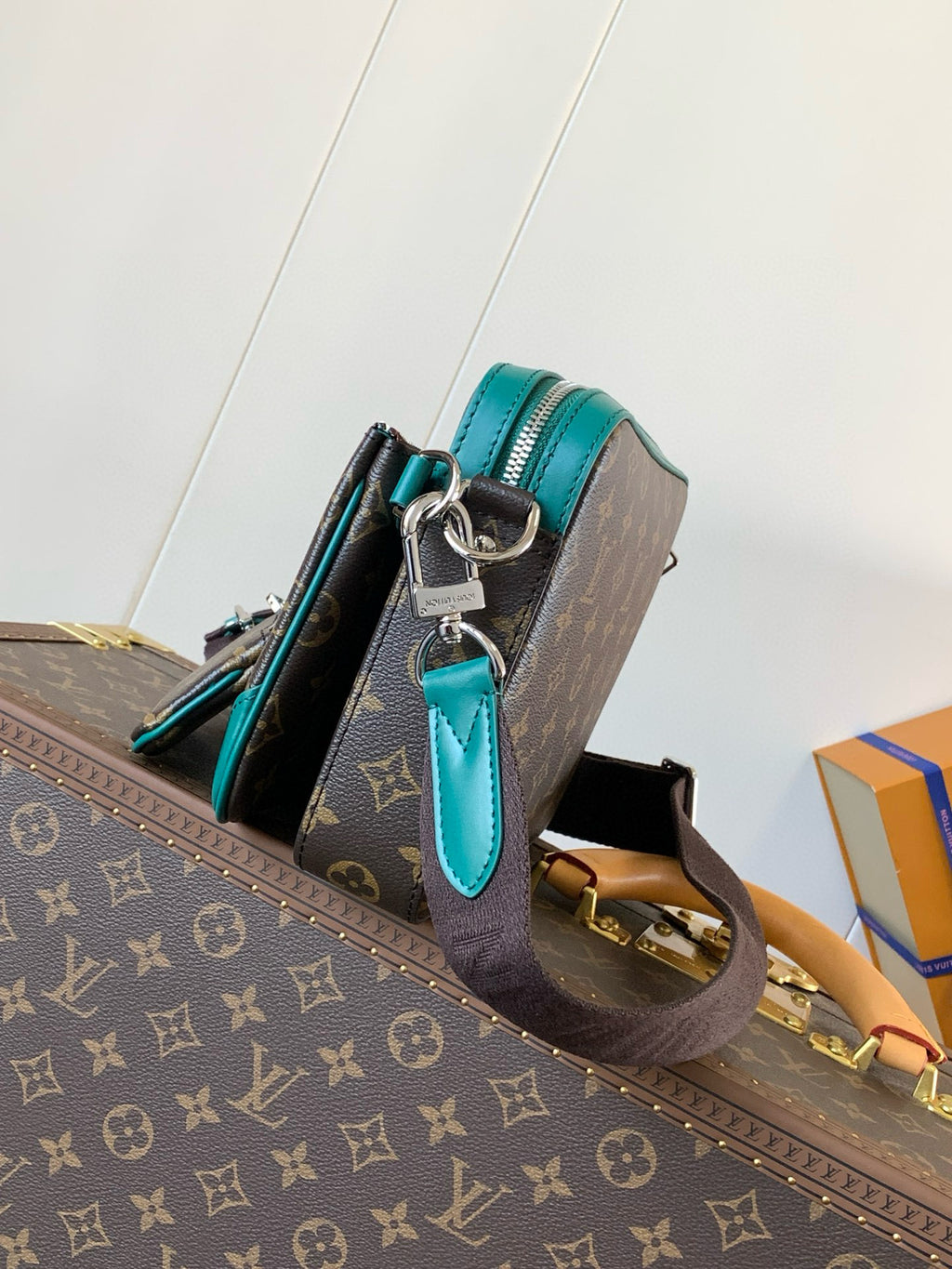LV MESSENGER BAG