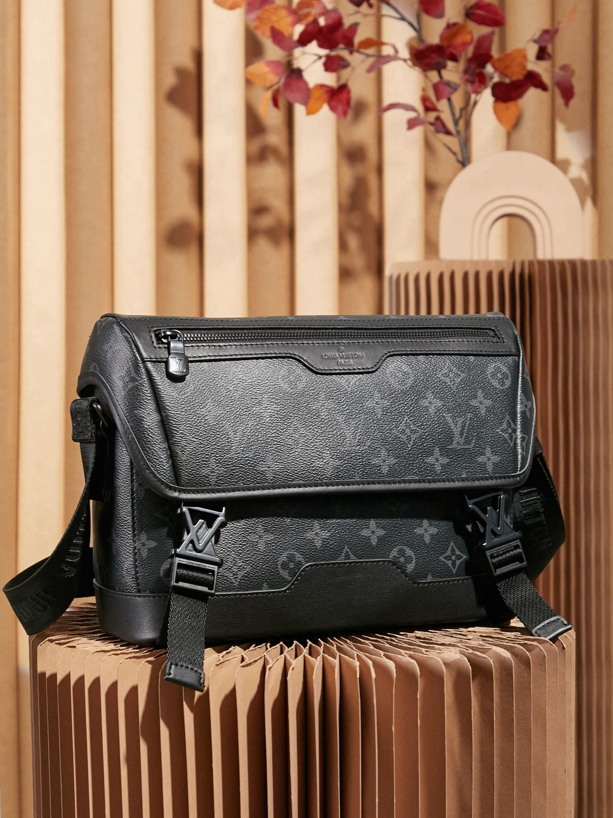 LV MESSENGER BAG