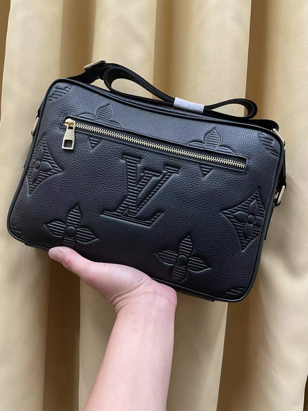 LV MESSENGER BAG
