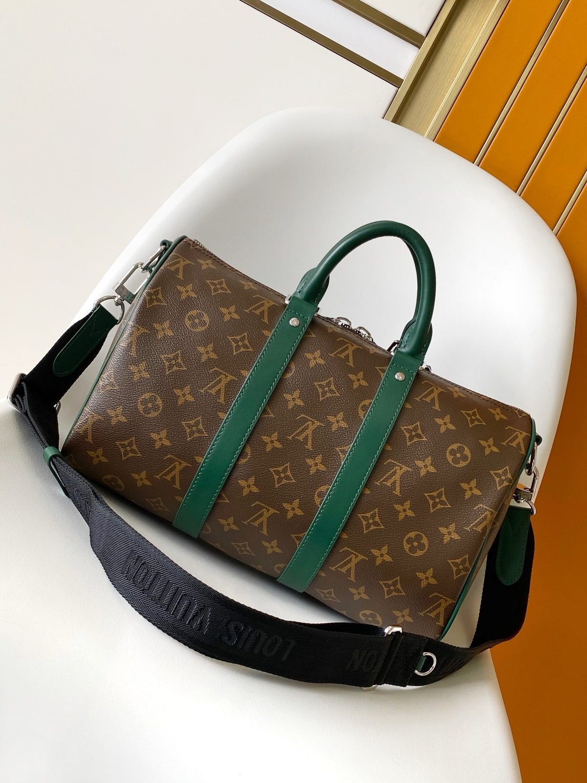 LV MESSENGER BAG