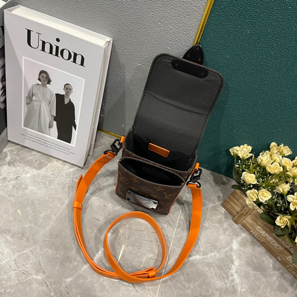LV MESSENGER BAG