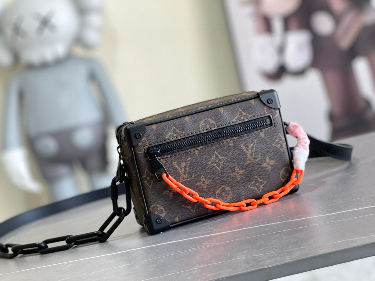 LV MESSENGER BAG