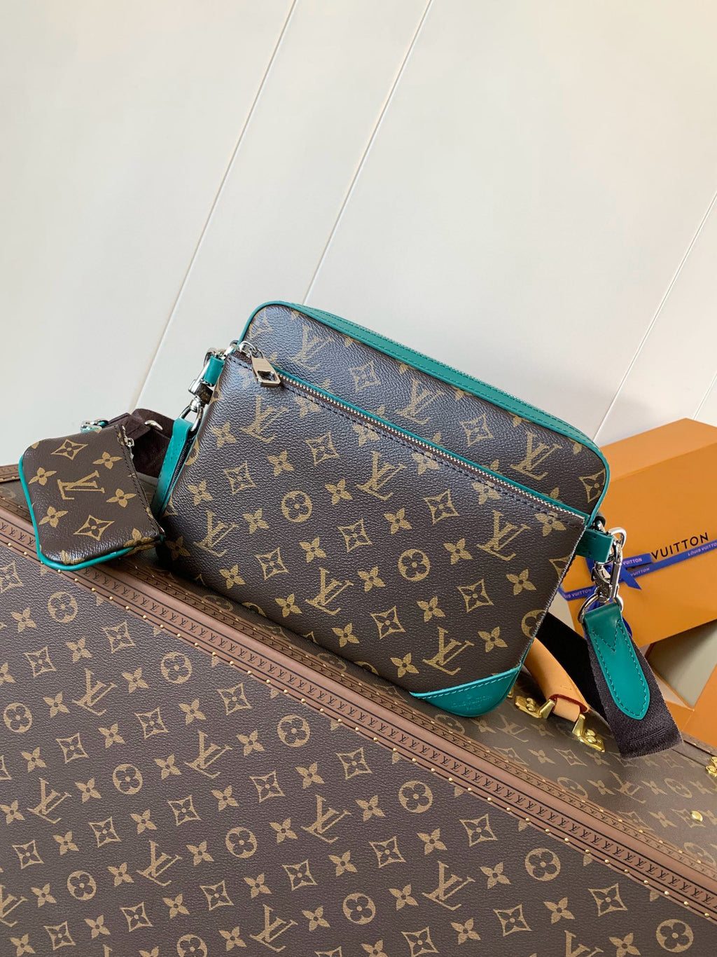 LV MESSENGER BAG