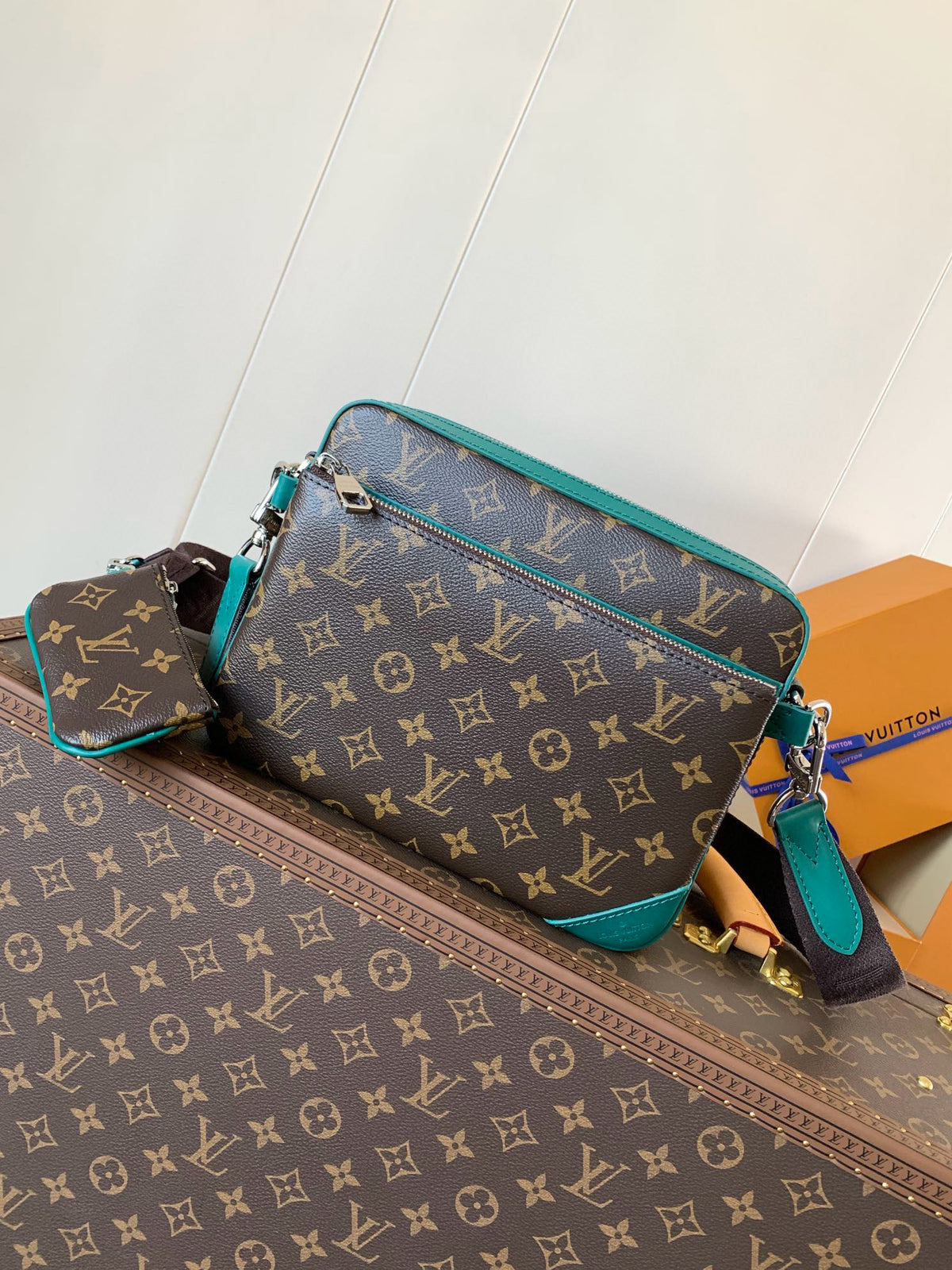 LV MESSENGER BAG
