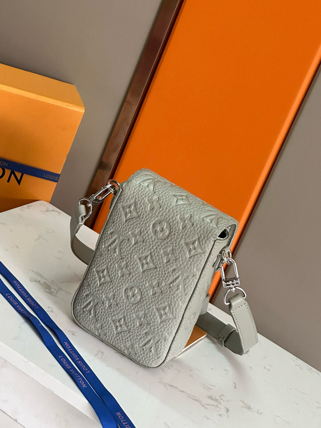 LV MESSENGER BAG