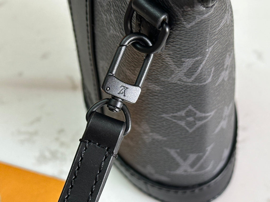 LV MESSENGER BAG