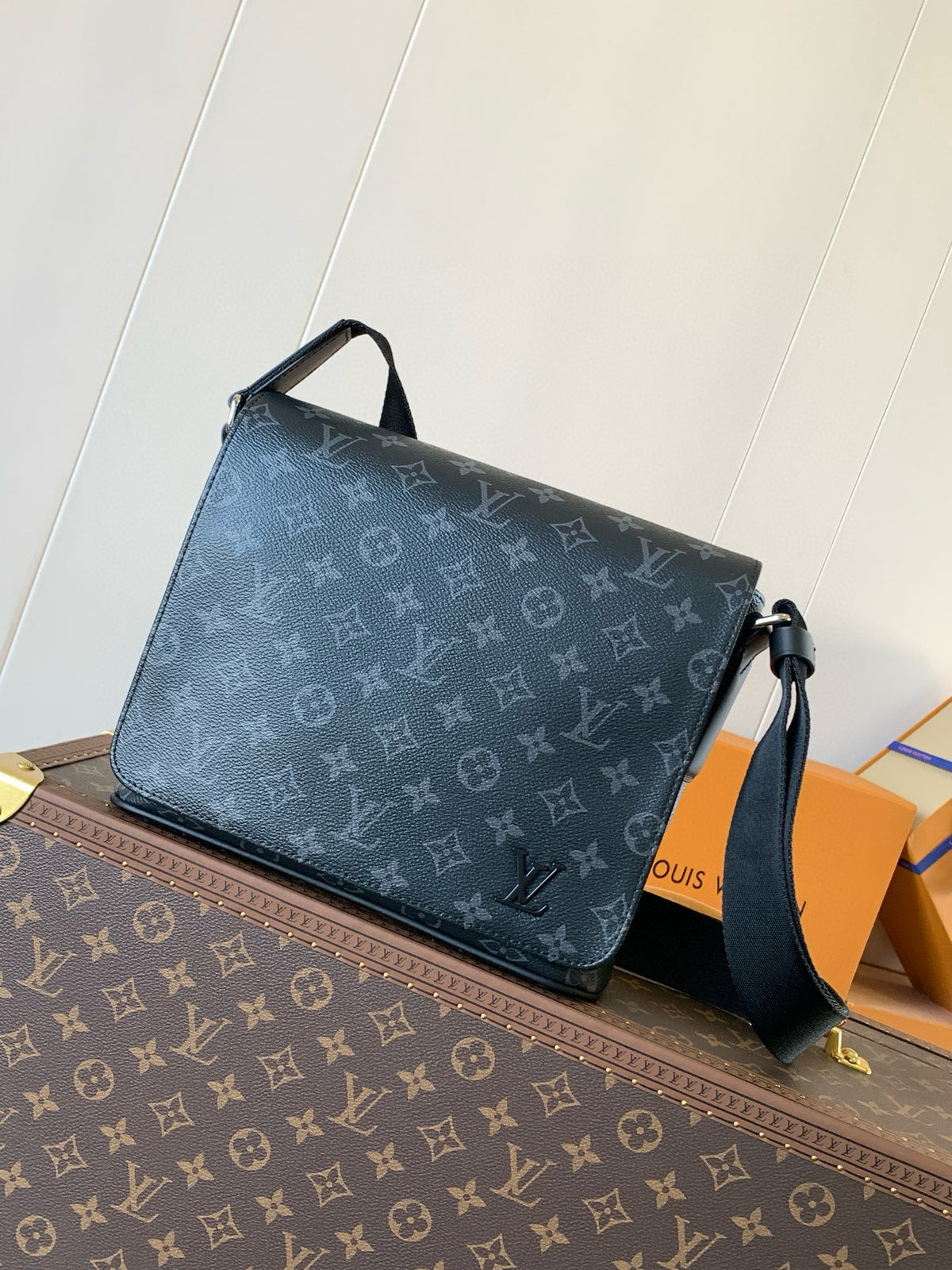 LV MESSENGER BAG